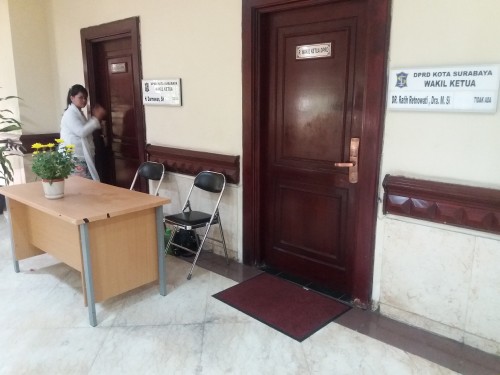 Ruang kerja Darmawan serta Ratih yang kebetulan bersebelahan di lantai dua gedung DPRD Surabaya.