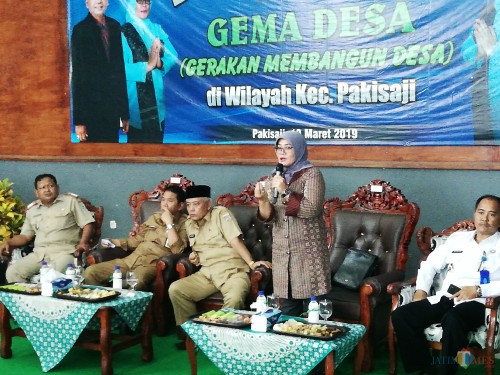 Hj Jajuk Rendra Kresna (dua dari kanan) saat memberikan semangat dan kesiapan mengawal terwujudnya kampung batik di Desa Pakisaji, Kecamatan Pakisaji. (Nana)