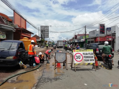 Terus digenjot proses peningkatan jalan provinsi di Pakisaji yang kini telah bergeser ke wilayah sekitar pasar (Nana)