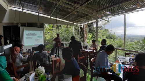 Ary Udiyanto saat memberikan penjelasan kepada sejumlah media terkait fungsi kader JKN (foto : Moh. Ali Makrus / Jatim TIMES)