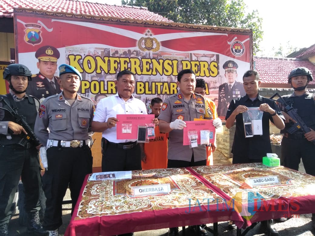 Polres Blitar Kota mengamankan barang bukti narkoba dan pelaku Sakim si penjual tempe.(Foto : Team BlitarTIMES)