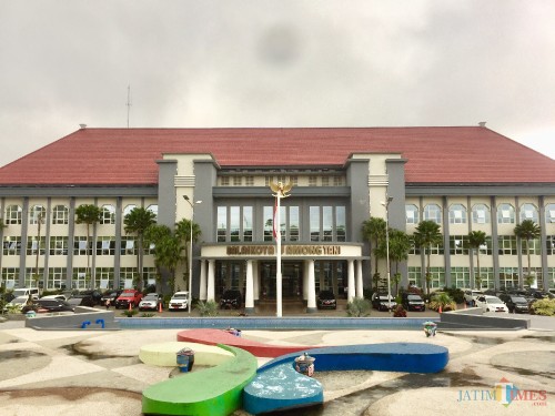 Tempat sampah lukis tersebar di setiap sudut taman Balai Kota Among Tani. (Foto: Irsya Richa/MalangTIMES)