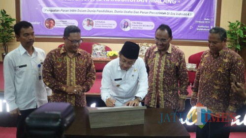 Wali Kota Malang Sutiaji (tengah) saat meresmikan Pusat Bisnis dan Kewirausahaan Universitas Kanjuruhan Malang. (Foto: Humas Pemkot Malang for MalangTIMES)