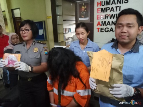 Pelaku yang terlihat menunduk malu saat dirilis polisi. Anggara Sudiongko/MalangTIMES)