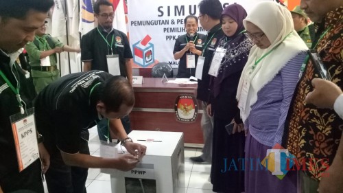 Simulasi pemungutan dan penghitungan suara di KPU Kota Malang. (Foto: Nurlayla Ratri/MalangTIMES)