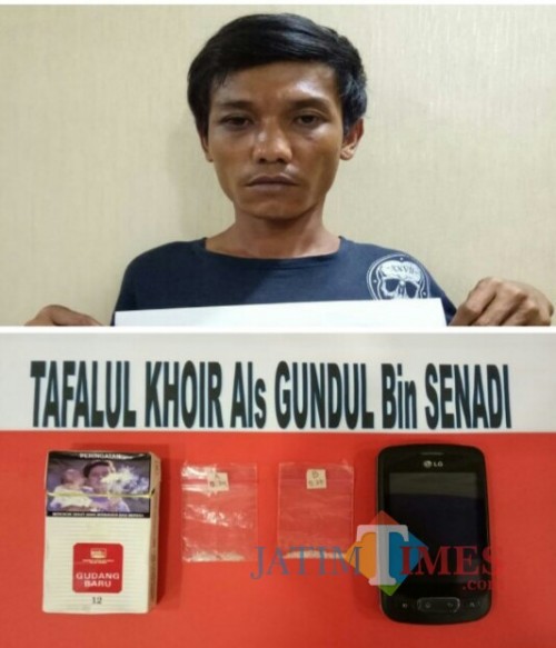 Tafalul Khoir alias Gundul tersangka beserta barang bukti sabu saat diamankan polisi, Kabupaten Malang (Foto : Humas Polres Malang for MalangTIMES)