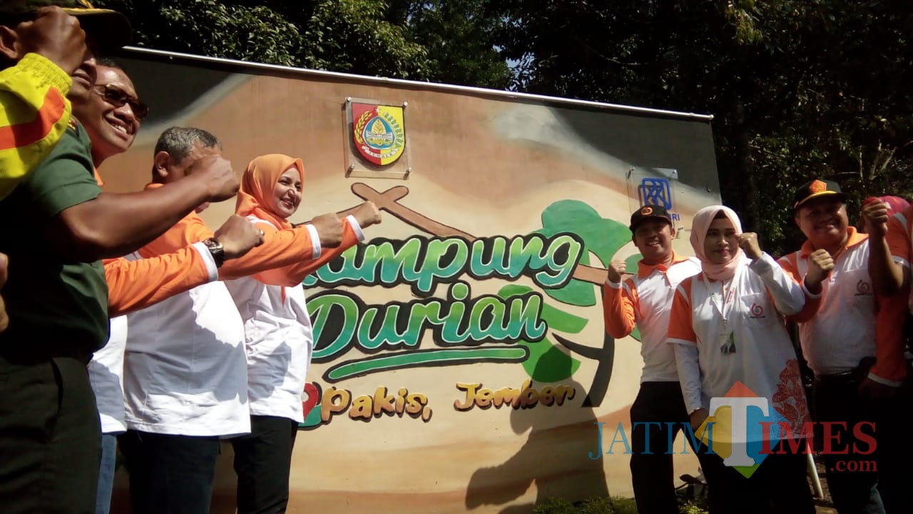 Bupati Jember dr Hj Faida MMR bersama adm Perhutani Jember dan masyarakat LMDH saat acara launching kampung durian. (foto : Moh. Ali Makrus / Jatim TIMES)