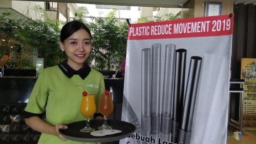 Sajian jus di Savana Hotel & Convention Malang kini tidak lagi disertai sedotan plastik. (Foto: Nurlayla Ratri/MalangTIMES)