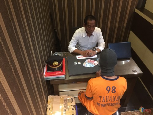 Yanto tersangka beserta barang bukti sabu saat proses penyidikan berlangsung, Kabupaten Malang (Foto : Ashaq Lupito / MalangTIMES)