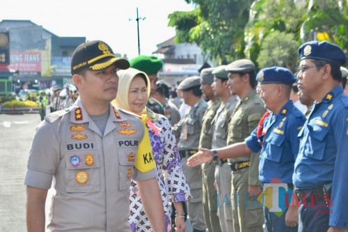 Kapolres Batu AKBP Budi Hermanto bersama Wali Kota Batu Dewanti saat meninjau peserta apel di Alun-Alun Kota Batu, Jumat (22/3/2019). (Foto: Irsya Richa/MalangTIMES)
