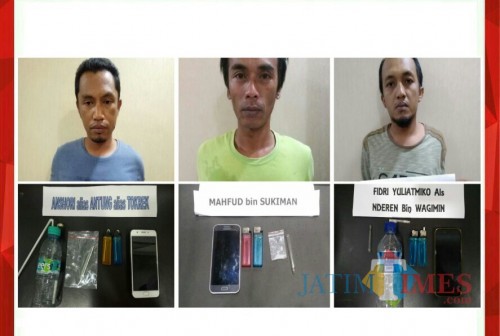 Ketiga tersangka kasus narkoba beserta barang bukti sabu saat diamankan polisi. (Foto : Humas Polres Malang for MalangTIMES)
