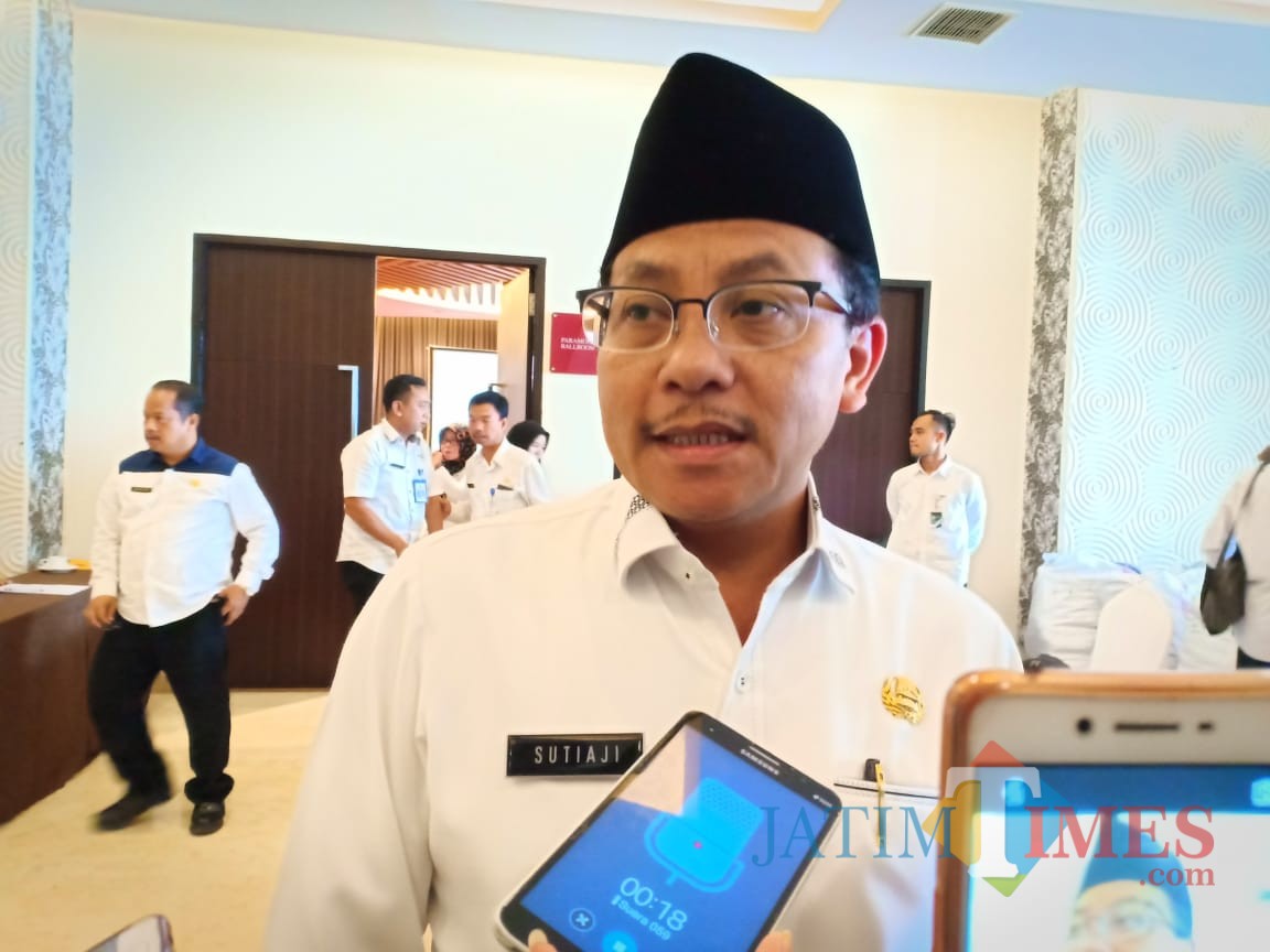 Wali Kota Malang Sutiaji saat menemui awak media. (Foto: Nurlayla Ratri/MalangTIMES)