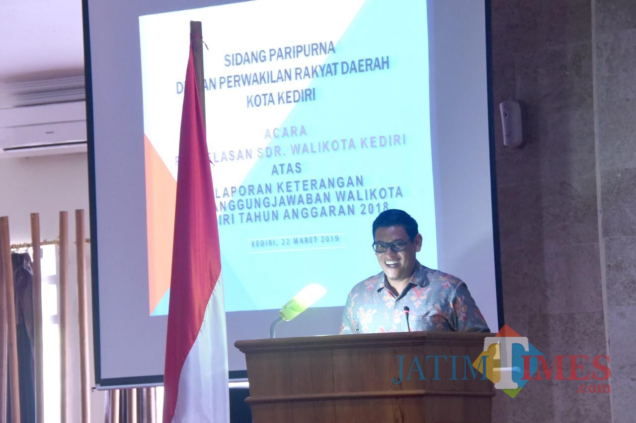 Wali Kota Kediri Abdullah Abu Bakar saat memberikan menyampaikan laporan LKPJ. (eko Arif s /JatimTimes)