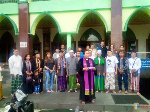 Pendeta Dwi Santoso bersama para pemuka Agama Lintas Iman saat membacakan perjyataan sikap di depan Masjid An-Nur Alun-Alun Kota Batu, Kecamatan Batu Jumat (22/3/2019). (Foto: Irsya Richa/MalangTIMES)