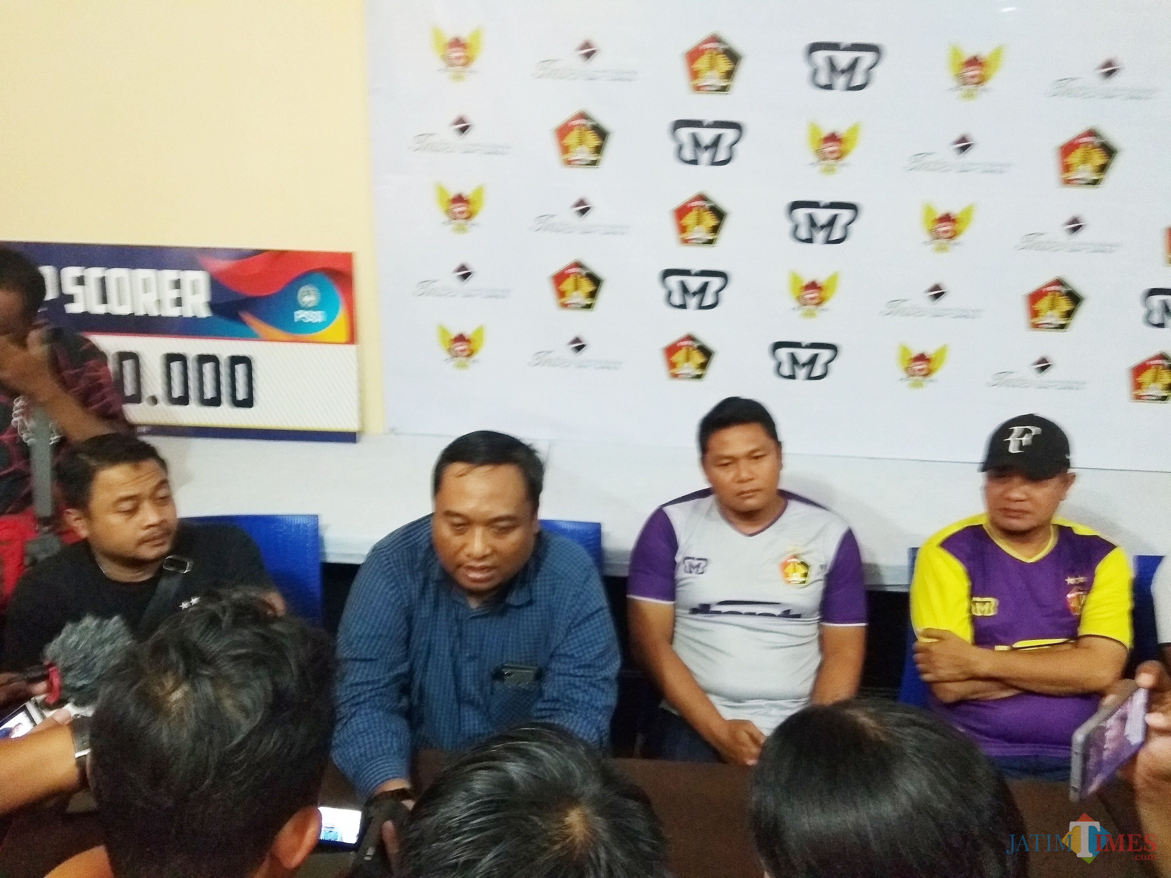 Manajer Persik Kediri Beny Kurniawan (baju biru) saat memberikan rilis kepada para awak media. (eko Arif s /JatimTimes)
