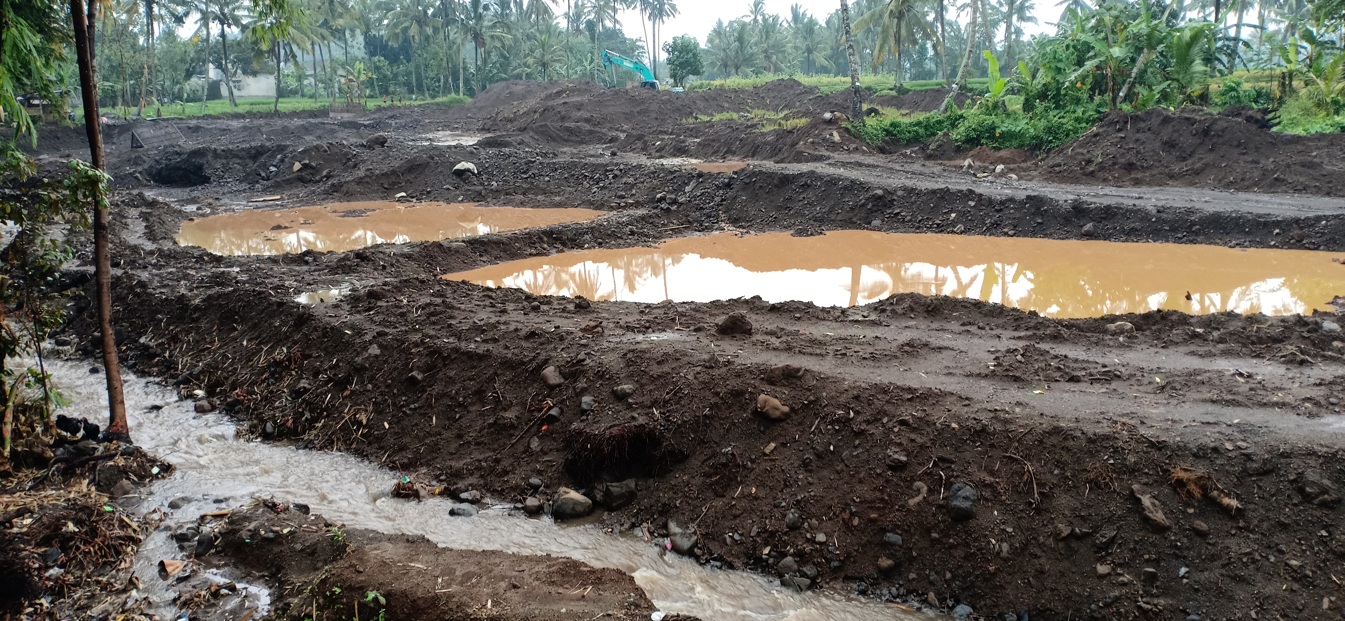 Lokasi pertambangan pasir/galuan C di Dusun Krajan Timur Desa Parangharjo Songgon yang diduga liar alias belum berijin.