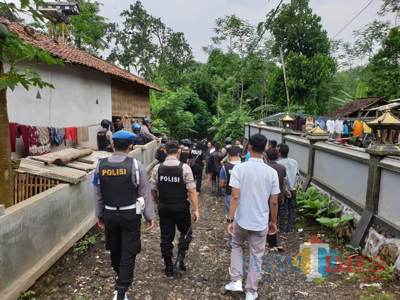 Cari Sapi Hilang Kapolres Lumajang Geledah Kandang Sapi Milik