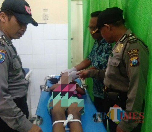 Petugas bersama tim medis dari Puskesmas saat melakukan rangkaian pemeriksaan pada jasad korban / Foto : Dokpol / Tulungagung TIMES