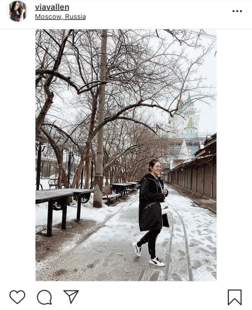 Via Vallen saat berswafoto ditengah-tengah salju dengan latarbelakang pohon yang sudah berguguran di Moscow Rusia. (Foto: instagram @viavallen)