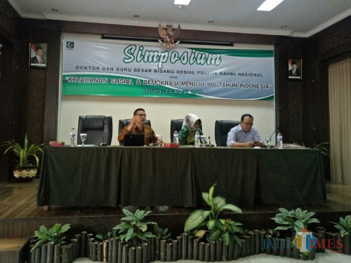 llmuwan Politik dan Dosen FISIP UB Wawan Sobari (paling kiri) (Foto: Imarotul Izzah/MalangTIMES)