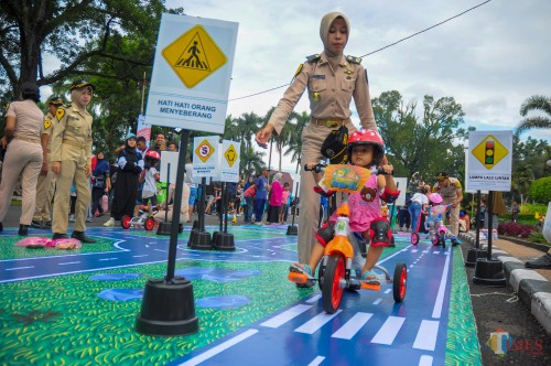 Seorang anak yang ikut serta belajar berlalu lintas yang baik di taman lalu lintas yang disediakan Kemenhub RI di Jalan Ijen Kota Malang. (Luqmanul Hakim/Malang Times)
