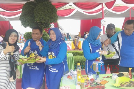 Bupati dan istri Wabup dan istri serta Kadis Perikanan dan istri mencicipi masakan ikan kerapu (Foto Heru Hartanto / Situbondo TIMES)