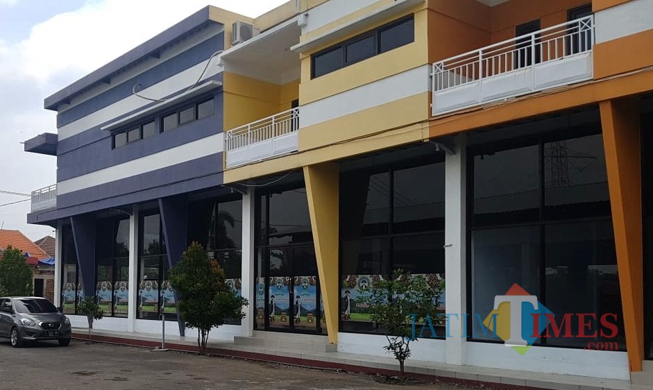 Kantor PT Kapiten yang berhias logo Kopi Kapiten.