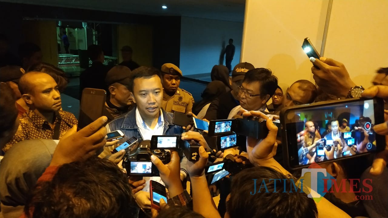 Menpora saat di wawancara awak media usai menjadi bintang tamu mata najwa. (eko Arif s /JatimTimes)