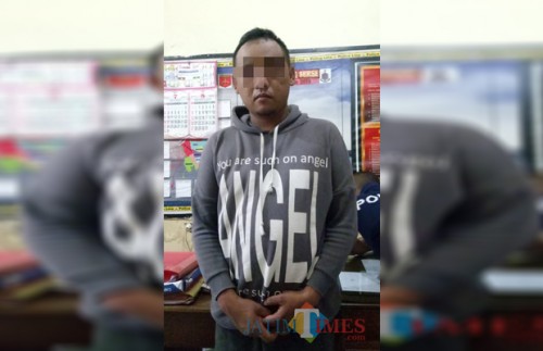 Agung Septian Andrianto tersangka beserta barang bukti yang turut diamankan polisi, Kecamatan Dampit (Foto : Polsek Dampit For MalangTIMES)