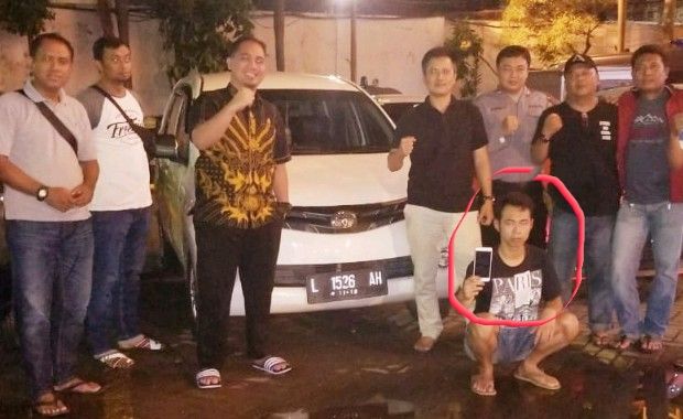 Pelaku (lingkar merah) saat diamankan polisi. (Istimewa)