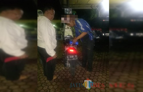 Laseman tersangka beserta barang bukti motor hasil curian ketika diamankan pihak kepolisian, Kecamatan Dampit (Foto : Polsek Dampit for MalangTIMES)