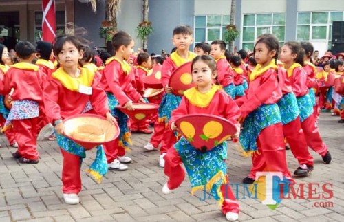 Ribuan anak sedang menari tarian Rampak Sumebyar di Halaman Balai Kota Among Tani, Senin (23/7/2018). (Foto: Irsya Richa/BatuTIMES)