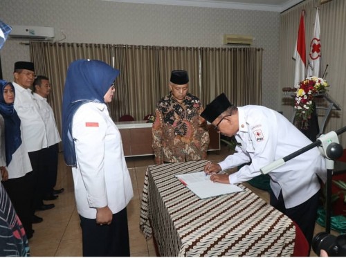Hj Jajuk Rendra Kresna saat dilantik menjadi ketua PMI Kabupaten Malang periode 2019-2024. (Humas Kab Malang)