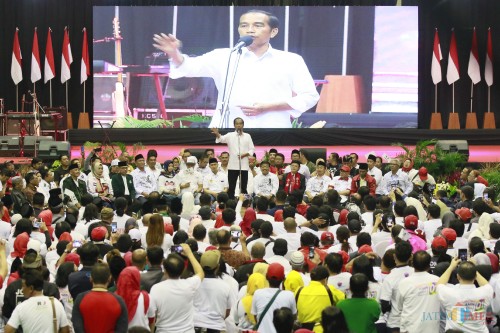 Capres RI nomor urut 01 Joko Widodo saat berorasi di GOR Ken Arok, Kota Malang. (Foto: Nurlayla Ratri/MalangTIMES)