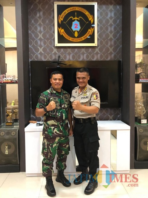 Kombes Pol Almas Widodo Kolopaking (kanan) bersama Kolonel (Mar) Suliono.