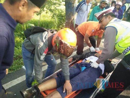 Petugas ketika mengevakuasi jenazah yang terlibat kecelakaan beruntun, Kecamatan Kepanjen (Foto : Pos Lantas Kepanjen fo MalangTIMES)