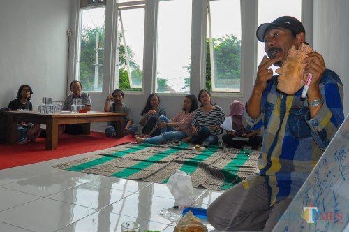 Diwi Cahyono, arkeolog UM, saat memberikan materi tentang topeng kepada pemerhati budaya dan para remaja. (Luqmanul Hakim/Malang Times)