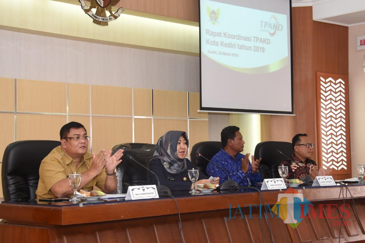 Wakil Wali Kota Kediri Lilik Muhibbah (tengah) saat memberikan sambutan. (Eko Arif S /JatimTIMES)