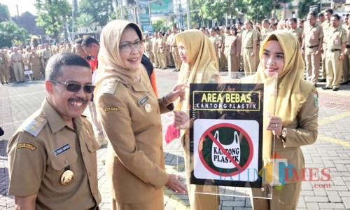 Wali Kota Batu Dewanti Rumpoko saat menyerahkan papan imbauan untuk dipasang pada ruang dan area Balai Kota Among Tani, Senin (25/3/2019). (Foto: ist)