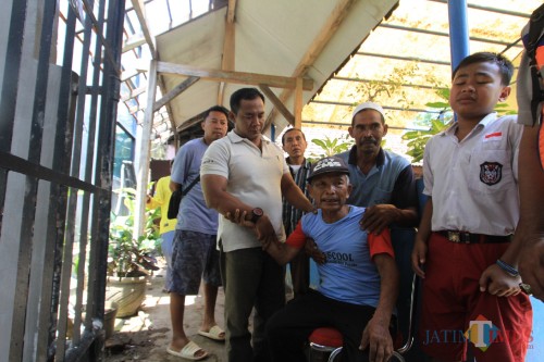 Orang tua korban histeris saat di kamar mayat RSUD dr Mohamad Saleh, Kota Probolinggo (Agus Salam/JatimTIMES)