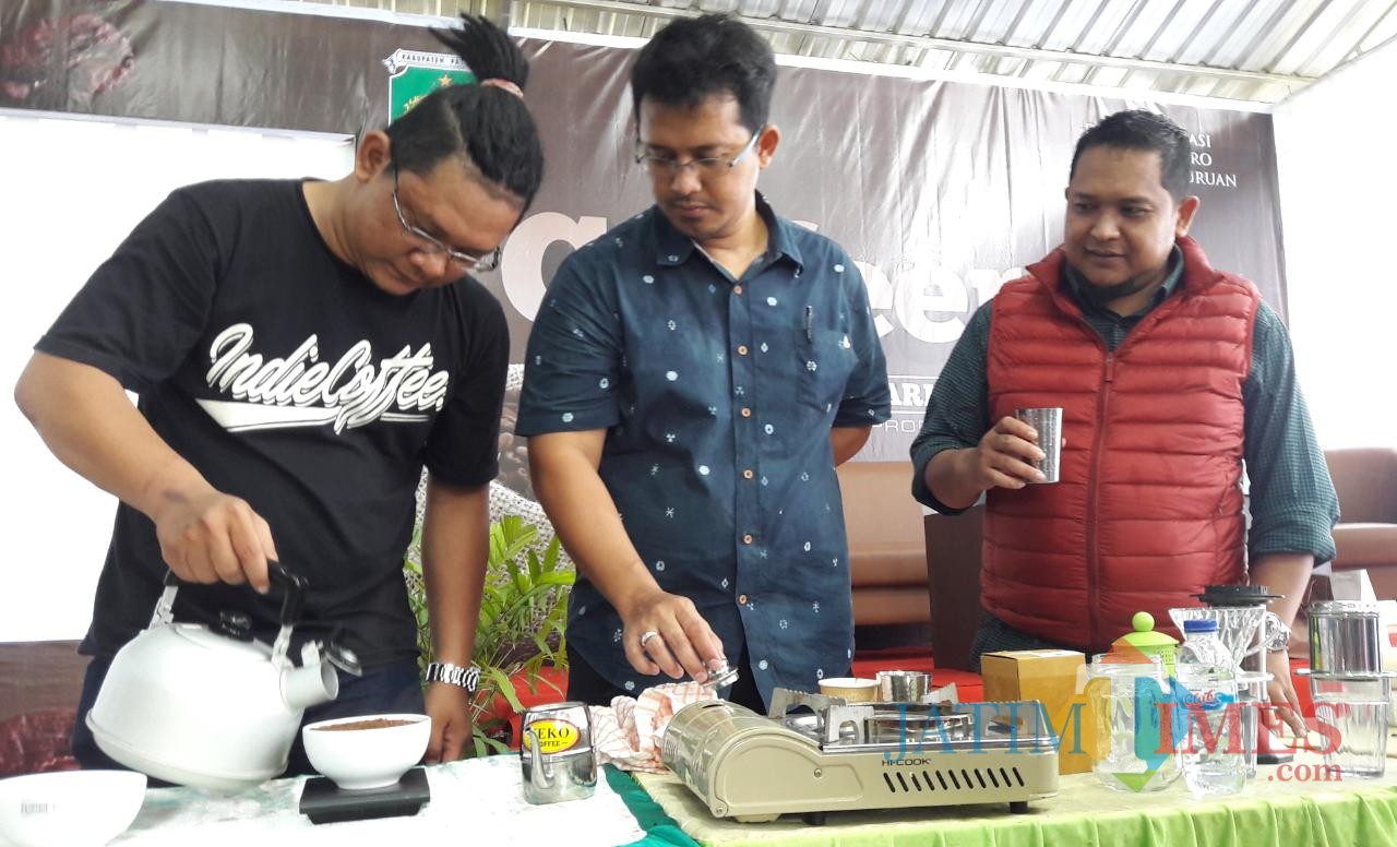 Brewer Indie Coffe Jombang, Andik, berbagi pengalaman menyeduh kopi.