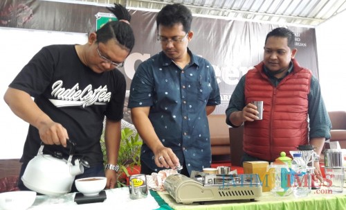 Brewer Indie Coffe Jombang, Andik, berbagi pengalaman menyeduh kopi.