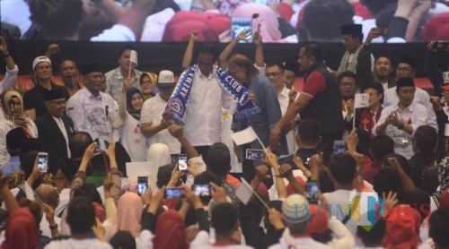 Capres RI nomor urut 01 Joko Widodo saat mendapat syal Arema di GOR Ken Arok, Kota Malang. (Foto: Nurlayla Ratri/MalangTIMES)