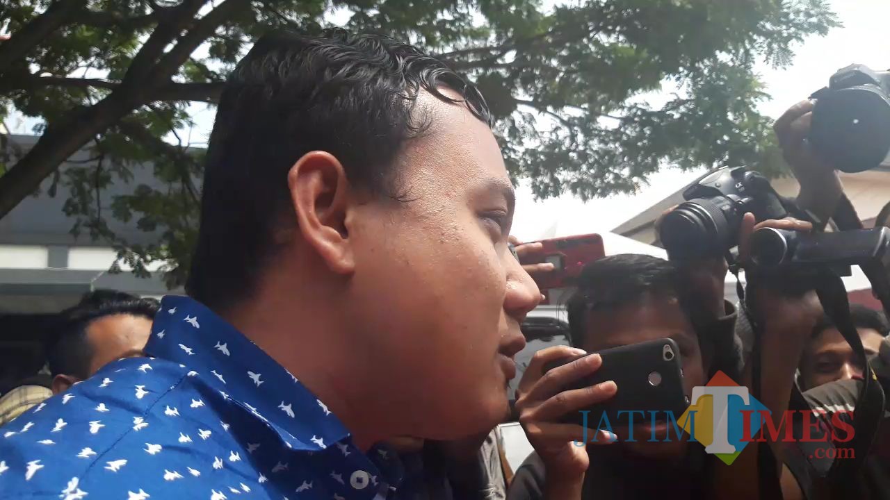 Fuad Bernardi saat selesai menjalani pemeriksaan di Polda Jatim, Selasa (26/3/2019) (Foto : M Bahrul Marzuki/SurabayaTIMES)