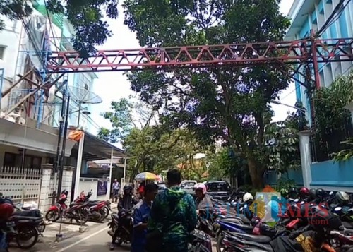 Lokasi yang diduga akan dibangun Sky bridge penghubung RSI Aisyiyah dengan klinik diseberangnya (Anggara Sudiongko/MalangTIMES)