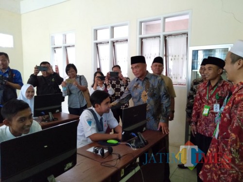 Mendikbud Muhadjir Effendy saat mengunjungi SMK El Hayat. (Foto: Imarotul Izzah/MalangTIMES)