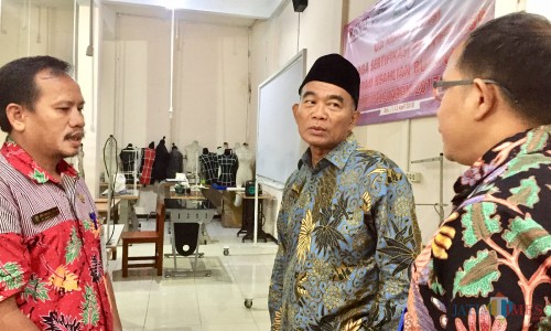 Mendikbud Muhadjit Effendi saat meninjau ruang kelas yang kosong di SMKN 1 Batu, Selasa (26/3/2019). (Foto: Irsya Richa/MalangTIMES)