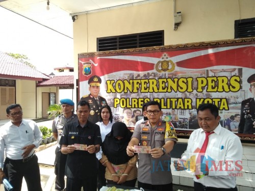 Polres Blitar Kota mengamankan pelaku Sugiarti dan BB uang palsu.(Foto : Team BlitarTIMES)