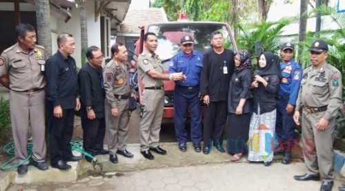 Prosesi penyerahan satu unit mobil damkar di Kecamatan Rogojampi oleh Kasatpol PP Banyuwangi