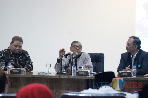 Quraish Shihab (tengah) dan Rektor UIN Malang Abdul Haris (paling kanan). (Foto: Igoy/MalangTIMES)